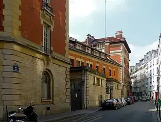 No&nbsp;35-37 : ancienne caserne de gendarmerie.