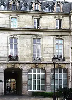 Accès à la rue de Hesse par un porche.