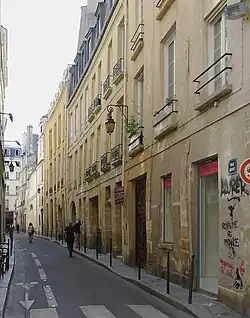 Rue, côté des numéros impairs.