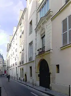 Rue, côté des numéros pairs, avec le no&nbsp;4 au premier plan.