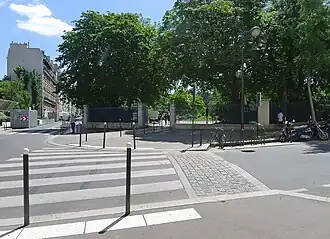 Rue Gazan (à gauche), longeant le parc Montsouris (à droite) vue depuis l'avenue Reille.