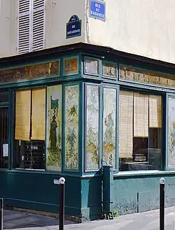 No&nbsp;12, murs d'une boutique faisant angle avec la rue Saint-Bernard et inscrite aux monuments historiques.