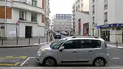 À gauche, les trois branches de la rue Baudoin, au centre, la rue Zadkine qui prolonge l'une de ses branches et à droite, la rue vue depuis la rue Zadkine.