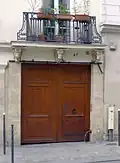 No&nbsp;67 : Vue générale avec les trois têtes de bœuf au-dessus de la porte.