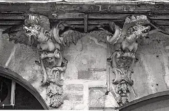 Chimères de la façade du no&nbsp;133 avant la rénovation de 2014.