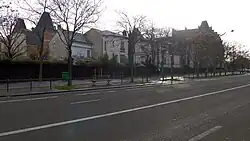 Le boulevard est bordé en partie par des villas.