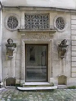 Le no&nbsp;25 : entrée de la résidence Edgar Suites Group avant rénovation en 2022.