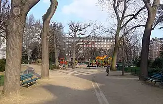 Vue sur l'aire de jeux.