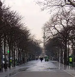 Contre-allée, côté 12e, en direction de la barrière du Trône.