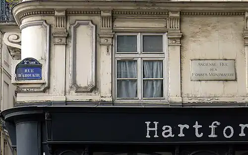 Plaque avec l'ancien nom (à droite)de la portion de rue.