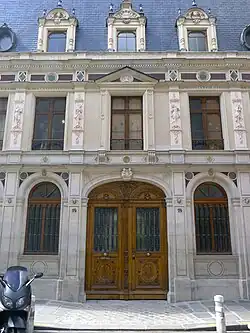 Façade du no&nbsp;14 (médaillon de Philibert Delorme dans le fronton du 1er étage).