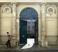 No&nbsp;45, entrée de l'hôtel de Narbonne avec, en aperçu, la cour intérieure.