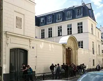 No&nbsp;21, façade de l'hôtel de Narbonne-Pelet (lycée Paul-Claudel-d'Hulst), côté rue.