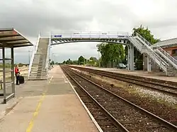 La passerelle de la gare. Celle-ci n'est pas accessible aux personnes à mobilité réduite.