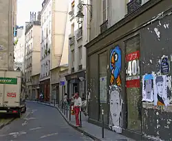 La rue Geoffroy-l'Angevin vue depuis celle du Temple ; en arrière-plan, on aperçoit, en bleu, les parties hautes du centre Beaubourg.