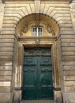 Porte d'entrée.