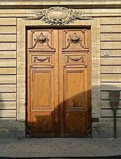 no&nbsp;26 : entrée de l'hôtel particulier.
