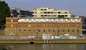 Institut médico-légal de Paris bâti en briques rouges au-dessus du quai de la Rapée .