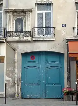 No&nbsp;82 : le porche d'entrée avec la niche.