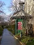 Mobilier urbain : guérite et fontaine Wallace.