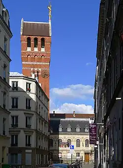 Rue Saint-Jean, avec en arrière-plan, le clocher-tour de l'église Saint-Michel des Batignolles.
