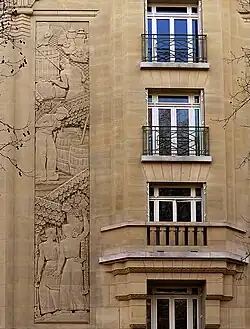 No&nbsp;1, bas-relief de la façade.