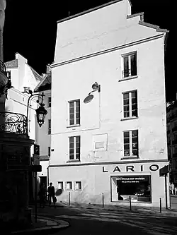 La rue du Dragon débouchant sur la place Michel-Debré.