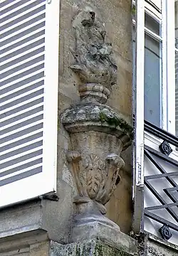 Bas-relief d'un pot à feu à l'angle de la façade du no&nbsp;4.
