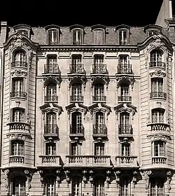 No&nbsp;7 : façade d'un immeuble post-haussmannien.