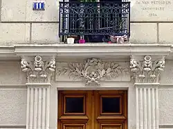 No&nbsp;11 : moulures et pilastres de l'entrée.