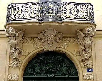 La porte avec son balcon.