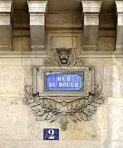 Plaque de rue décorée au niveau du no&nbsp;2.
