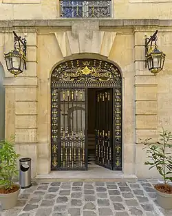 Porte sur la façade ouest.