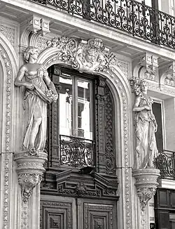 No&nbsp;51 : statues de l'entresol et portail.