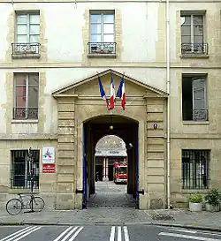 Entrée, rue de Sévigné.