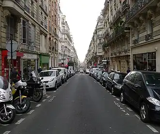 Rue à proximité du métro Lamarck-Caulaincourt.