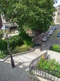 Les escaliers en direction du bas de la rue.