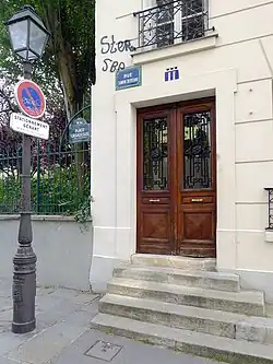 Côté numéros impairs, la rue commence au no&nbsp;11 depuis que sa partie située du côté du square Suzanne-Buisson a pris le nom de place Casadesus.