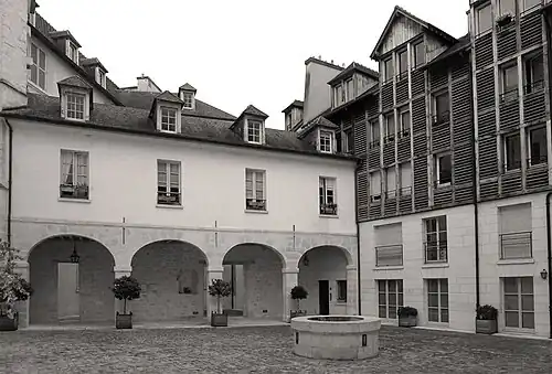 Galerie sud avec le puits.