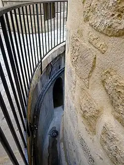 Différence de niveaux entre celui actuel et celui initial de la tour.