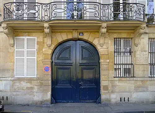 No&nbsp;19 : entrée et façade.