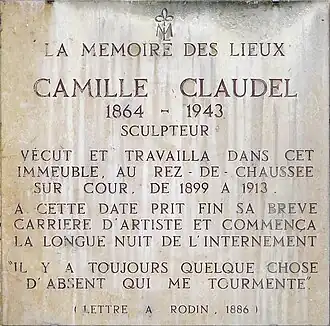 No&nbsp;19 : plaque honorant la mémoire de Camille Claudel.