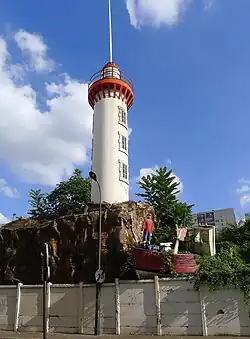 No&nbsp;69 : le phare et le bateau de pêche.