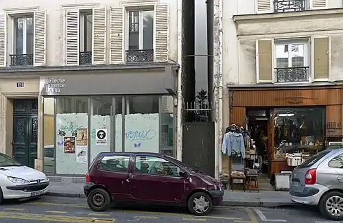 Une curiosité : l'entrée du no&nbsp;151 bis.