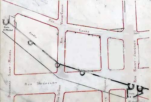 Le tracé de l'enceinte de Philippe-Auguste (en noir) entre les portes Saint-Michel et Saint-Jacques par rapport à la voirie actuelle (en rouge).
