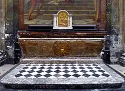 Autel et tabernacle.