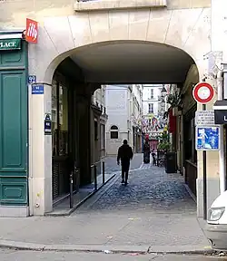 Entrée du passage Geffroy-Didelot, côté boulevard des Batignolles.