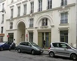 No&nbsp;36, avec passage sous immeuble ouvrant sur la rue Gabriel-Laumain.