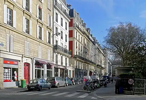 Entrée du square, à droite.