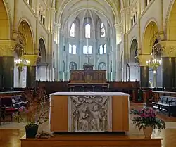 Chœur et nef centrale.